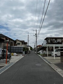 売土地の前面道路含む現地写真