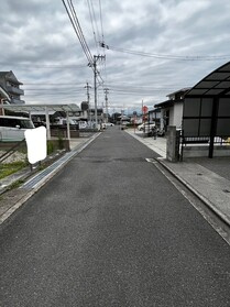 売土地の前面道路含む現地写真