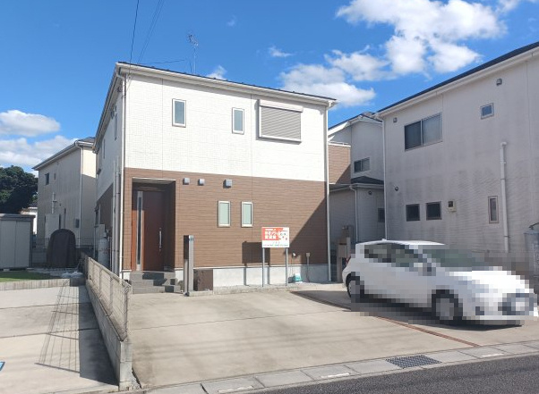 ソルテの外観|前面玄関は2階入り口。1階入り口は向かって右手側です。