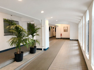 【エントランス】 | 敷地すべてに管理が行き届いていて、安心できます。まず、清潔です。