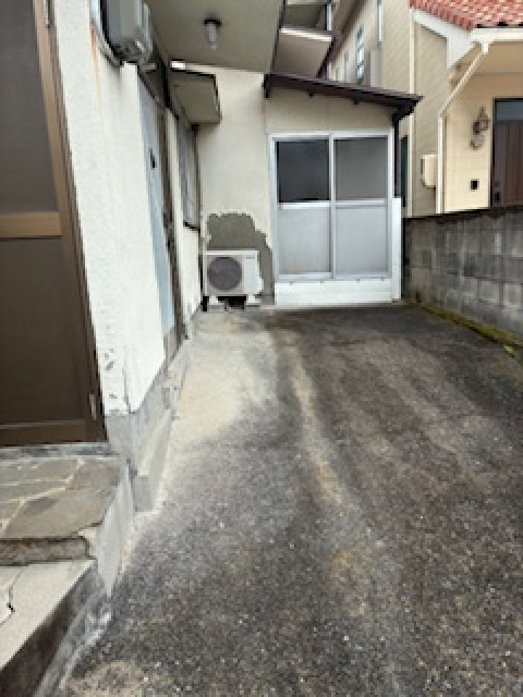 山根アパートの駐車場