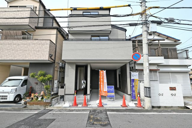 リーブルガーデン南塚口町5丁目新築一戸建て│2LDK+2S│駐車1台可（ビルトインガレージ）の外観|阪急「塚口」駅徒歩13分、JR「塚口」駅徒歩14分の交通至便立地×耐震等級含む住宅性能評価で最上位取得の新築戸建が堂々完成いたしました。即日内覧可能です。皆様からのご連絡を心よりお待ちしております。