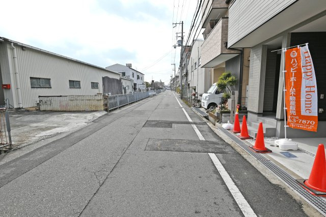 リーブルガーデン南塚口町5丁目新築一戸建て│2LDK+2S│駐車1台可（ビルトインガレージ）の前面道路含む現地写真|前面道路は東側11ｍ公道です。