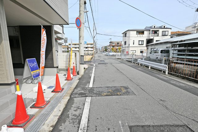 リーブルガーデン南塚口町5丁目新築一戸建て│2LDK+2S│駐車1台可（ビルトインガレージ）の前面道路含む現地写真|前面道路は東側11ｍ公道です。