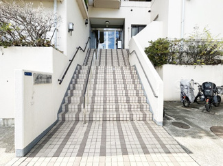 【エントランス】 | お客様を、そして住人を出迎えてくれるマンションのエントランス。ゴミが落ちていないことからも、管理状態の良さや住民の節度の高さが見て取れます。～即日のご見学可能～　お問合せはお気軽にどうぞ。