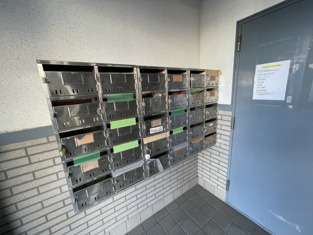 ベル・フラットのエントランス|共用ポストになります