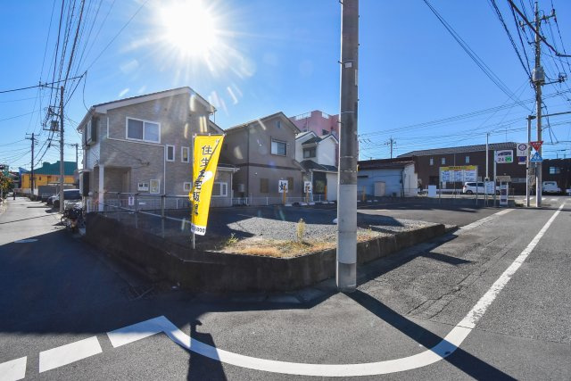 川越市諏訪町の売地の外観|4ｍ公道、7.7m公道に面した角地につき開放感があります。