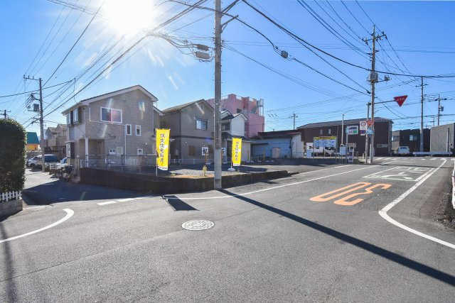 川越市諏訪町の売地の前面道路含む現地写真|区画整理地内、整った街並みの暮らしやすい住環境です。
保育施設や小学校、公園が近くにあり子育てにもピッタリです。