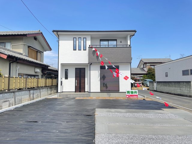 高崎市新町43期（全1棟）の外観|ナチュラルで飽きの来ないデザインは流行に左右されない家の形です。外構も綺麗に仕上がっています(^▽^)/
