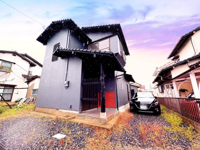 RESET HOUSE 直方市下新入の外観|縦列ですが駐車場も2~3台は停められるスペースを確保！！
【直方市　中古一戸建て】