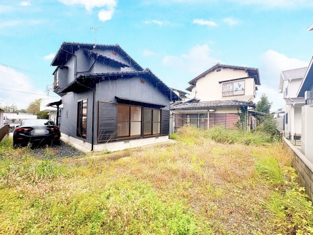 RESET HOUSE 直方市下新入の外観|裏庭も広く駐車スペースに使ったり、BBQをしたりと使い勝手が良さそうです♪
【直方市　中古一戸建て】