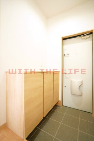 FLOW津福駅前【キャンペーン対象物件】の玄関|収納もある玄関です