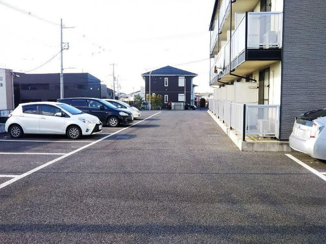 レオパレスラバーズスクレートⅠの駐車場