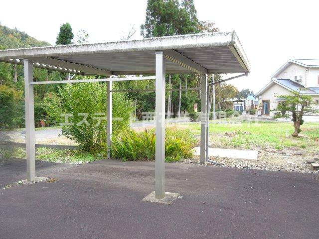 花巻市湯口字大沢　土地建物の駐車場|カーポートありです。1台分