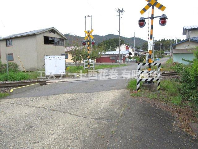 花巻市東和町東晴山8区　土地建物の前面道路含む現地写真|ＪＲ釜石線の踏切近くになります。