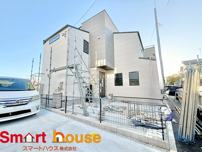 相模原市緑区大島　最終1棟！の外観|外壁が周囲の街並みと青空に生えるお洒落な仕上がり！周囲には高い建物のないエリア。青い空が大きく感じますね。