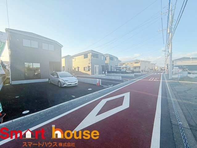 八王子市楢原　最終1棟！の前面道路含む現地写真|お住まいの前面道路が広いと駐車が楽になり、陽当たりも遮られないので明るく居心地の良いお家になります♪