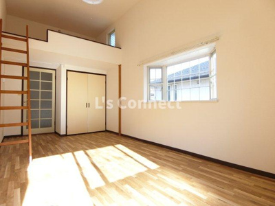 【居間・リビング】 | サンヒルズ鷺ヶ森 | 角部屋で２面に窓があります。