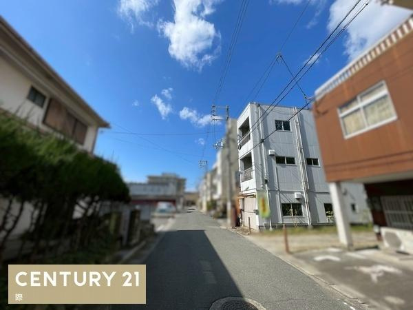 海南市名高　店舗付住宅の前面道路含む現地写真