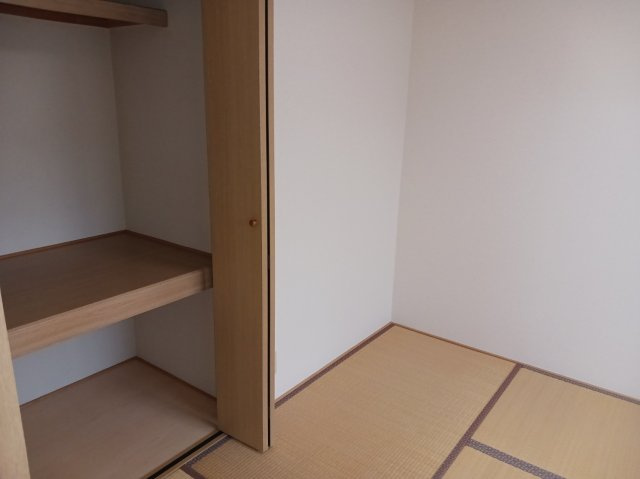 Ａ２０１号室和室、収納です。