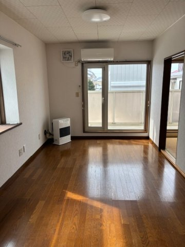 リバーサイド城田Aの居間・リビング|こちらのリビングで趣味の時間をお楽しみください