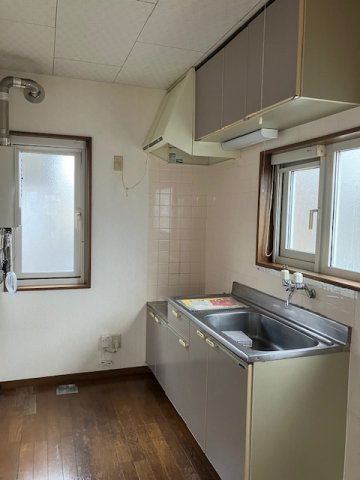 リバーサイド城田Aのキッチン|コンパクトなキッチンで掃除もラクラク！プロパンガス用のガスコンロをご用意ください