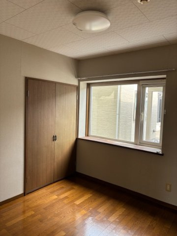 リバーサイド城田Aの洋室|落ち着いた色調の洋室です