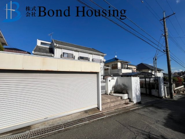 敷地広々89坪以上　山手台3丁目　築41年の前面道路含む現地写真