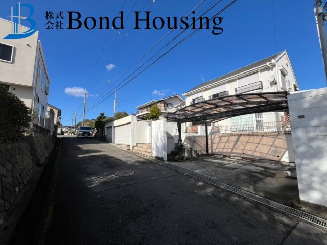 敷地広々89坪以上　山手台3丁目　築41年の前面道路含む現地写真