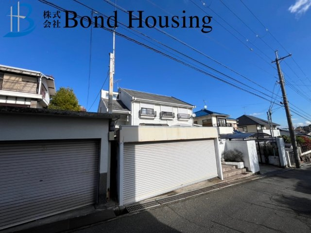 敷地広々89坪以上　山手台3丁目　築41年の前面道路含む現地写真