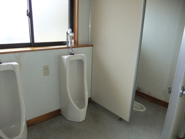 花巻市東和町土沢　売り店舗のトイレ|男子トイレ　簡易水洗です。