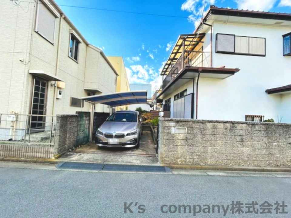 茅ヶ崎市萩園　中古戸建の駐車場|カースペースもカーポート付きでゆとりがあります♪
