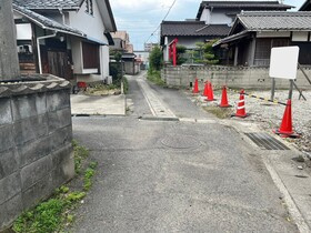 西条市朔日市559-1　売土地の前面道路含む現地写真