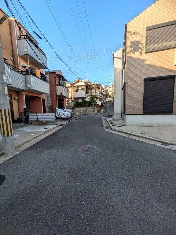 松丘町　中古一戸建ての前面道路含む現地写真|前面道路含む現地写真
■物件内覧・資金計画相談・住宅ローン相談、リフォーム相談、お問合せ受付中■
※当日・翌日のご内覧、ご相談はお電話でのお問合せがスムーズです！