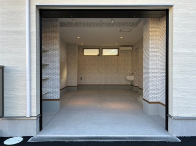 【駐車場】 | ボヌール加美平 | 1階ガレージ
電動シャッター付です