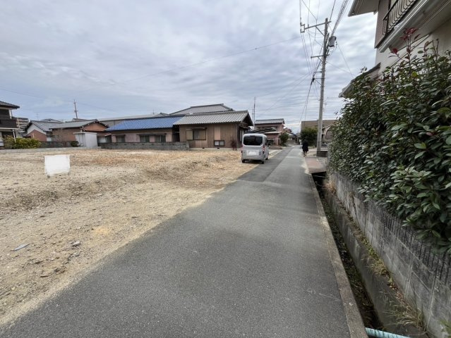 津市幸町①号地　売土地の前面道路含む現地写真