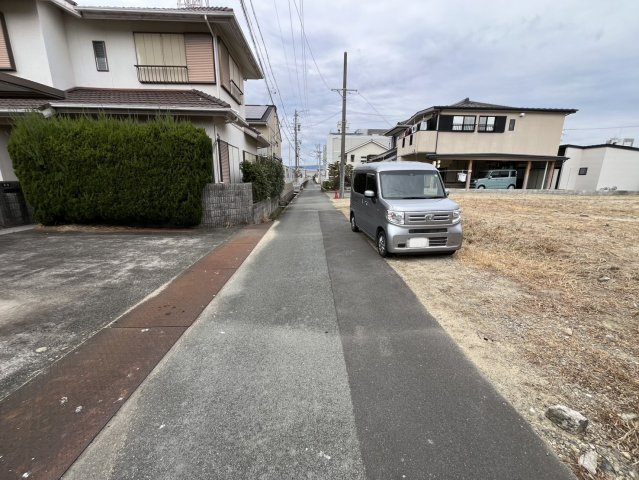 津市幸町①号地　売土地の前面道路含む現地写真