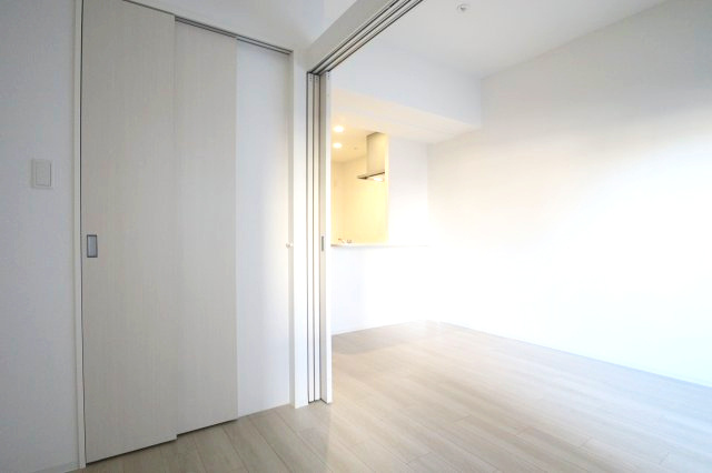 セレニテ江坂グランデの洋室