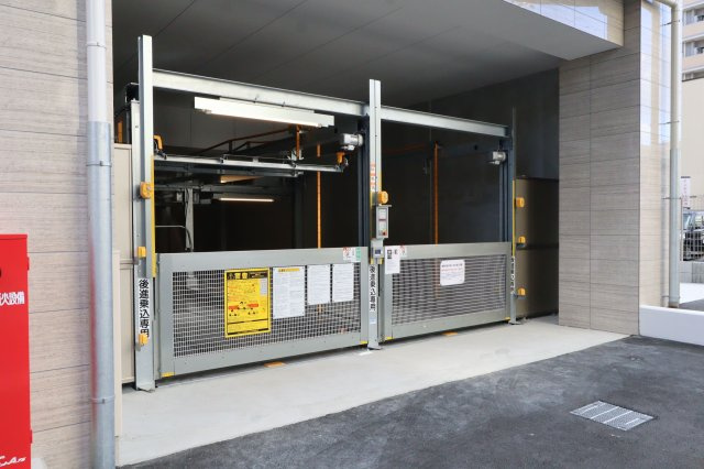 セレニテ江坂グランデの駐車場