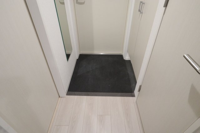 セレニテ江坂グランデの玄関