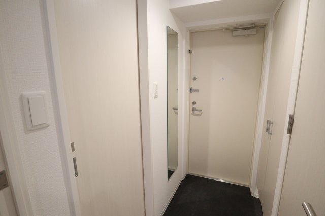 セレニテ江坂グランデの玄関