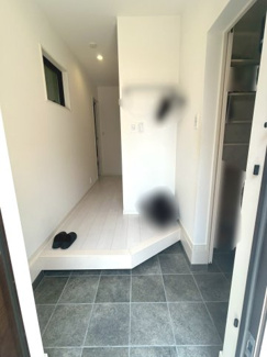 【玄関】 | 右京区西京極南方町 | 玄関横にシューズインクローゼット付★アウトドア用品などの収納にも便利！