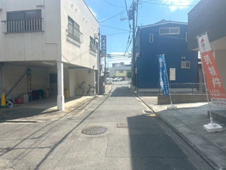 【前面道路含む現地写真】 | 右京区西京極南方町 | 間口ゆったり約6.5ｍ！幅員は3.6ｍですが、前面が道路で抜けている為駐車もラクラク！