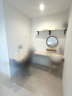 【居間・リビング】 | 右京区西京極南方町 | ダイニング横のカウンターでは、お子様の宿題を見ながら家事もできて便利！