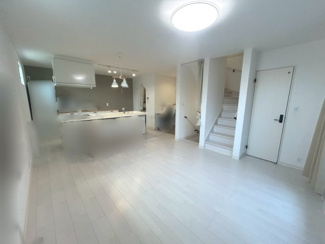 【居間・リビング】 | 右京区西京極南方町 | 約18帖のLDK：キッチン横にパントリー有★ダイニング横にカウンターもあり、お子様のお勉強スぺ―スにも♪