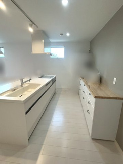 【キッチン】 | 右京区西京極南方町 | アイランドキッチンで家事動線◎南側に窓もあり明るいキッチン！