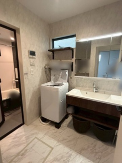 【独立洗面台】 | 右京区西京極南方町 | フロートタイプの洗面台はお掃除もラクラク♪洗面室に窓もあり、換気もバッチリ！