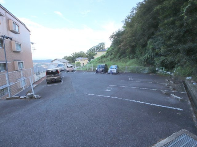 フローラル生駒の駐車場