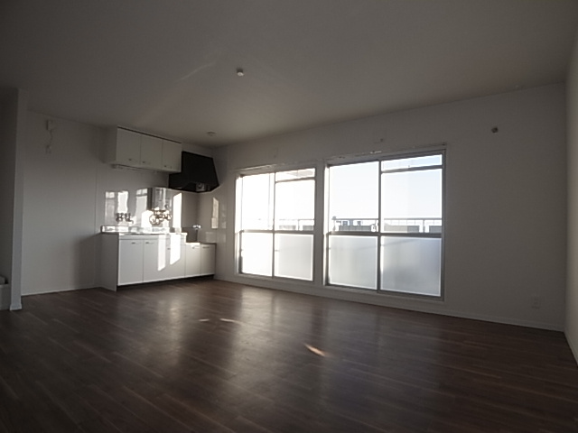 神戸市須磨区白川台７丁目の賃貸マンションの居間・リビング|リビング