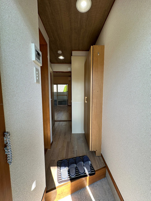 【展望】 | リヨンハイム百合丘 | 玄関から室内への景観です！キッチンの奥に洋室6帖のお部屋があります♪